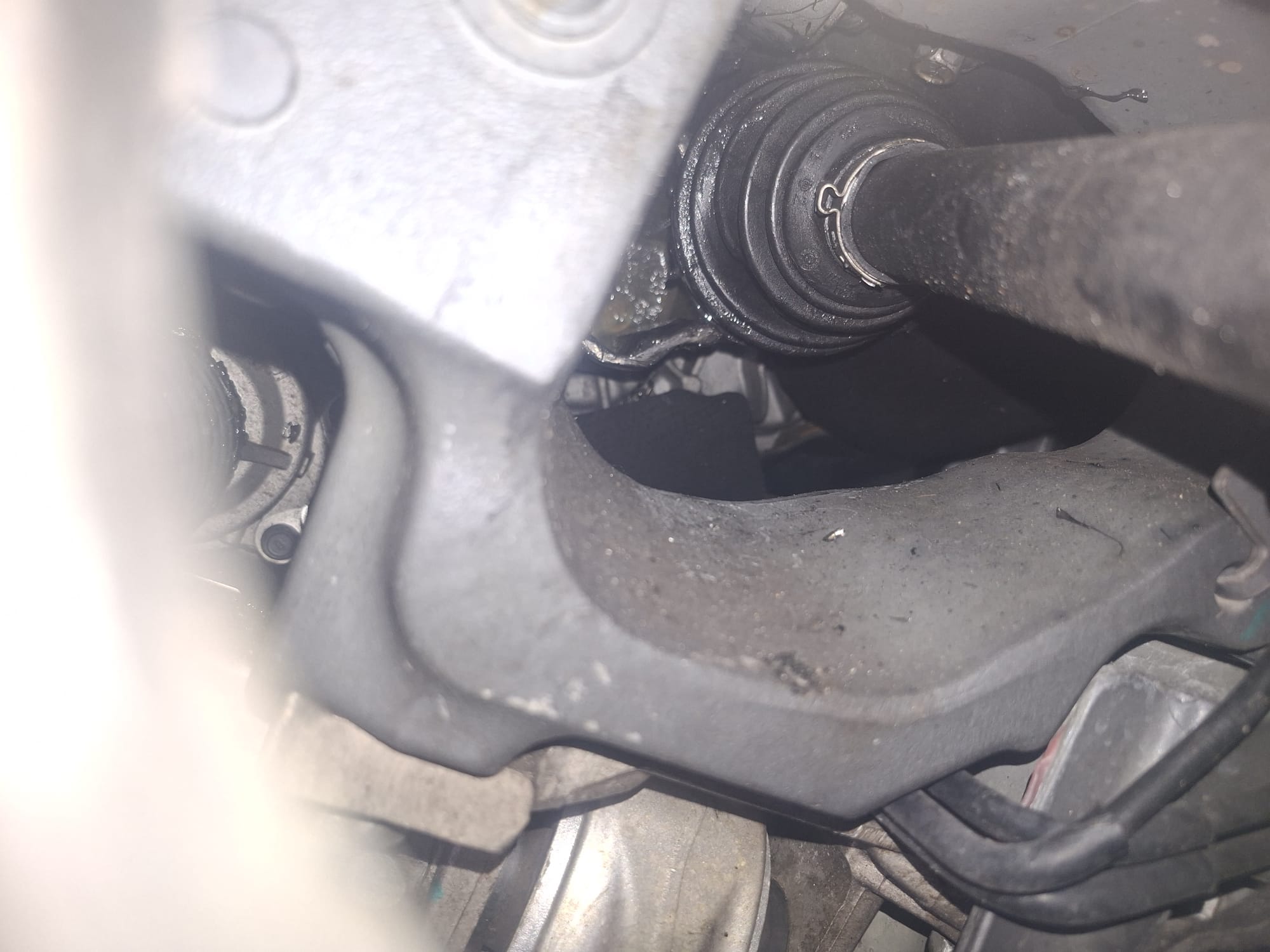 Tesla Model X 前傳動軸防塵套破損情況